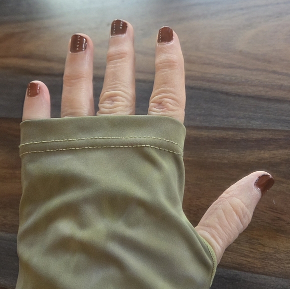 Daughters Of Jade Olive Tie-Dye Long Sleeve Crop Top No Tags (Seems To Be Med) - Picture 8 of 9